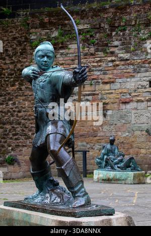 Nottingham, Großbritannien - 28. Juni 2025: Statue des heldenhaften Gesetzlosen Robin Hood auf Nottingham Castle in Nottingham, Großbritannien. Stockfoto