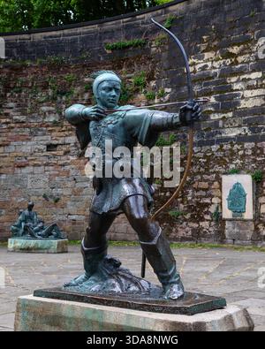 Nottingham, Großbritannien - 28. Juni 2025: Statue des heldenhaften Gesetzlosen Robin Hood auf Nottingham Castle in Nottingham, Großbritannien. Stockfoto
