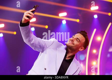 Die Giovanni Zarrella Show - Wir sagen Dankeschön Stefano Zarrella Content-Creator rund um das Thema Food, Bruder von Giovanni Zarrella macht Selfies mit seinen Fans im Anschluss an die Sendung. Die Giovanni Zarrella Show. ZDF-Live Sendung vom 22.11.2025 in der Baden-Arena Offenburg unter dem Motto Wir sagen Dankeschön. Offenburg, Baden-Württemberg, Deutschland. *** Die Giovanni Zarrella Show Wir sagen Dankeschön Stefano Zarrella Content Creator rund um das Thema Essen, Bruder von Giovanni Zarrella macht Selfies mit seinen Fans nach der Sendung die Giovanni Zarrella Show ZDF Live-Übertragung fro Stockfoto