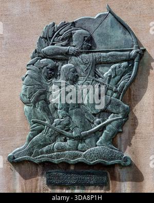Nottingham, Großbritannien - 28. Juni 2025: Plakette mit dem Robin Hood Fighting Guy of Gisborne's Men in der Nähe der Robin Hood Statue außerhalb von Nottingham CA Stockfoto