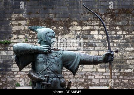 Nottingham, Großbritannien - 28. Juni 2025: Statue des heldenhaften Gesetzlosen Robin Hood auf Nottingham Castle in Nottingham, Großbritannien. Stockfoto