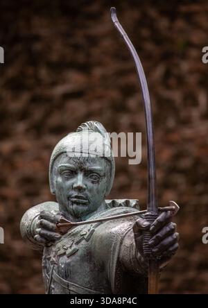 Nottingham, Großbritannien - 28. Juni 2025: Statue des heldenhaften Gesetzlosen Robin Hood auf Nottingham Castle in Nottingham, Großbritannien. Stockfoto