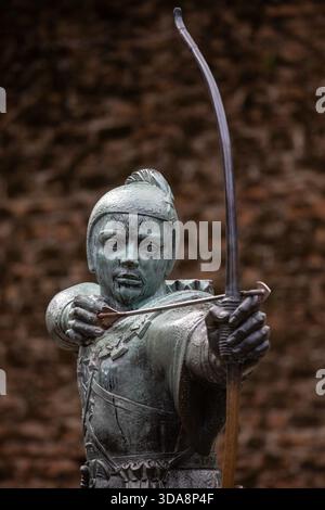 Nottingham, Großbritannien - 28. Juni 2025: Statue des heldenhaften Gesetzlosen Robin Hood auf Nottingham Castle in Nottingham, Großbritannien. Stockfoto