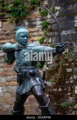 Nottingham, Großbritannien - 28. Juni 2025: Statue des heldenhaften Gesetzlosen Robin Hood auf Nottingham Castle in Nottingham, Großbritannien. Stockfoto