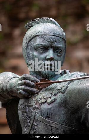 Nottingham, Großbritannien - 28. Juni 2025: Statue des heldenhaften Gesetzlosen Robin Hood auf Nottingham Castle in Nottingham, Großbritannien. Stockfoto