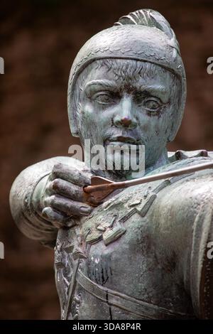 Nottingham, Großbritannien - 28. Juni 2025: Statue des heldenhaften Gesetzlosen Robin Hood auf Nottingham Castle in Nottingham, Großbritannien. Stockfoto