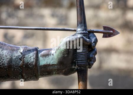 Nottingham, Großbritannien - 28. Juni 2025: Detail der Statue des heldenhaften Gesetzlosen Robin Hood auf Nottingham Castle in Nottingham, Großbritannien. Stockfoto