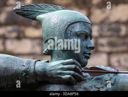 Nottingham, Großbritannien - 28. Juni 2025: Statue des heldenhaften Gesetzlosen Robin Hood auf Nottingham Castle in Nottingham, Großbritannien. Stockfoto