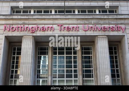 Nottingham, Großbritannien - 28. Juni 2025: Das Äußere der Nottingham Trent University in der historischen Stadt Nottingham in Großbritannien. Stockfoto