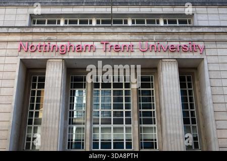 Nottingham, Großbritannien - 28. Juni 2025: Das Äußere der Nottingham Trent University in der historischen Stadt Nottingham in Großbritannien. Stockfoto