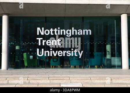 Nottingham, Großbritannien - 28. Juni 2025: Das Äußere der Nottingham Trent University in der historischen Stadt Nottingham in Großbritannien. Stockfoto