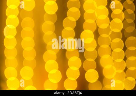 Weihnachten festliche Hintergrund, festliche Weihnachten goldenen Bokeh Hintergrund. Strahlende Lichter im Urlaub, unscharfes, helles, abstraktes Bokeh Stockfoto