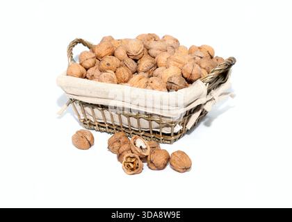 Korb voller Walnüsse, isoliert auf weißem Hintergrund Stockfoto