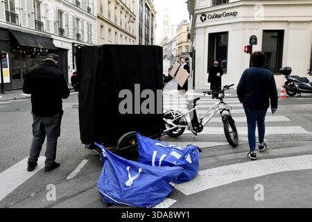 Paketversand in der Straße von Paris - Frankreich Stockfoto