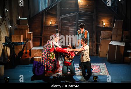 London, Großbritannien. Dezember 2025. Little Bulbs the Nussknacker Photocall im St Martins Theatre, London, 9. Dezember 2025 Credit: Laura Rose/Alamy Live News Stockfoto