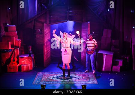 London, Großbritannien. Dezember 2025. Little Bulbs the Nussknacker Photocall im St Martins Theatre, London, 9. Dezember 2025 Credit: Laura Rose/Alamy Live News Stockfoto