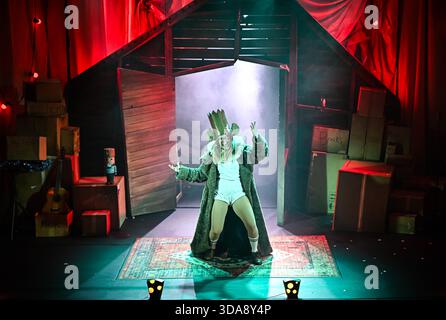 London, Großbritannien. Dezember 2025. Little Bulbs the Nussknacker Photocall im St Martins Theatre, London, 9. Dezember 2025 Credit: Laura Rose/Alamy Live News Stockfoto