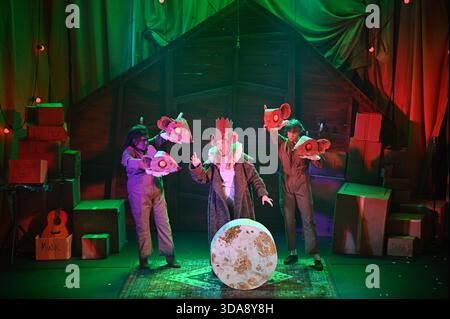 London, Großbritannien. Dezember 2025. Little Bulbs the Nussknacker Photocall im St Martins Theatre, London, 9. Dezember 2025 Credit: Laura Rose/Alamy Live News Stockfoto