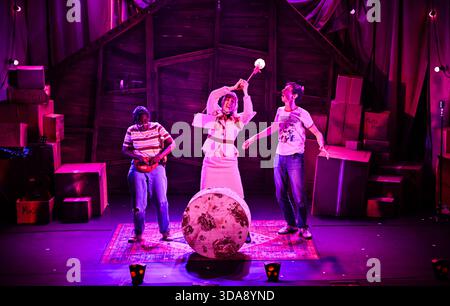 London, Großbritannien. Dezember 2025. Little Bulbs the Nussknacker Photocall im St Martins Theatre, London, 9. Dezember 2025 Credit: Laura Rose/Alamy Live News Stockfoto