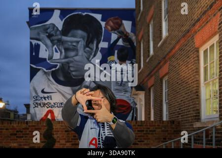 Tottenham Hotspur Stadium, London, Großbritannien. Dezember 2025. UEFA Champions League Football, Tottenham Hotspur gegen Slavia Prag; Fans und Fans machen Selfies vor dem neuen Son Heung-min Fototapete neben dem Tottenham Hotspur Stadium. Credit: Action Plus Sports/Alamy Live News Stockfoto