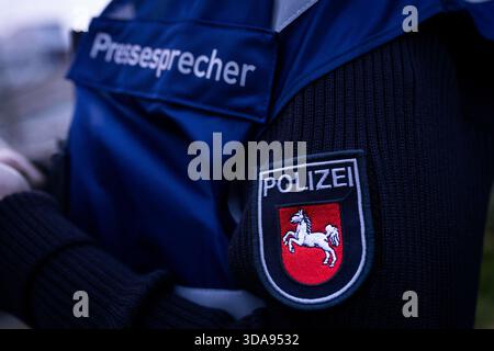 Ärmelpatch der Polizei Niedersachsen und Weste mit Aufschrift Pressesprecher - Symbolbild Polizei Polizeieinsatz mit Spezialkräften SEK Sondereinsatzkommando oder MEK Mobiles Einsatzkommando SE Sondereinheit 09.12.2025 Symbolbild Polizeieinsatz *** Niedersächsische Polizeieinsatz mit der Aufschrift Pressesprecher Symbolbild Polizeieinsatz mit Spezialkräften SEK Sondereinsatzkommando oder MEK Mobiles Einsatzkommando SE Sondereinheit 09 12 2025 Symbolbild Polizeieinsatz mit der Polizei Stockfoto