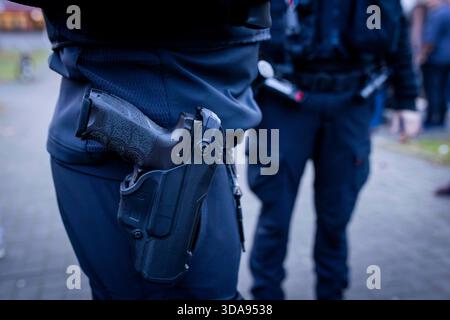 Gesicherte Waffe am Gürtel eines Polizisten. Symbolbild Polizei Polizeieinsatz mit Spezialkräften SEK Sondereinsatzkommando oder MEK Mobiles Einsatzkommando SE Sondereinheit 09.12.2025 Symbolbild Polizeieinsatz *** gesicherte Waffe auf einem Polizeioffiziergürtel Symbolbild Polizeieinsatz mit Spezialkräften SEK Sondereinsatzkommando oder MEK Mobiles Einsatzkommando SE Sondereinheit 09 12 2025 Symbolbild Polizeieinsatz mit Spezialkräften Stockfoto
