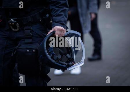Hand eines Polizisten mit Ballistischem Schutzhelm. Symbolbild Polizei Polizeieinsatz mit Spezialkräften SEK Sondereinsatzkommando oder MEK Mobiles Einsatzkommando SE Sondereinheit 09.12.2025 Symbolbild Polizeieinsatz *** Hand eines Polizisten mit ballistischem Schutzhelm Symbolbild Polizeieinsatz mit Sondereinsatzkräften SEK Sondereinsatzkommando oder MEK mobile Einsatzkommando SE Sondereinheit 09 12 2025 Symbolbild Polizeieinsatz mit Spezialkräften Polizeieinsatz mit Sondereinsatzkommando SE Sondereinheit 09 12 Stockfoto