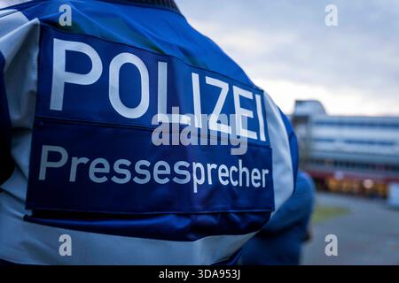 Rückenschild Polizei Pressesprecher - Symbolbild Polizei Polizeieinsatz mit Spezialkräften SEK Sondereinsatzkommando oder MEK Mobiles Einsatzkommando SE Sondereinheit 09.12.2025 Symbolbild Polizeieinsatz *** Polizeipressesprecher Symbolbild Polizeieinsatz mit Spezialkräften SEK Sondereinsatzkommando oder MEK Mobiles Einsatzkommando SE Sondereinheit 09 12 2025 Symbolbild Polizeieinsatz mit Spezialkräften Stockfoto