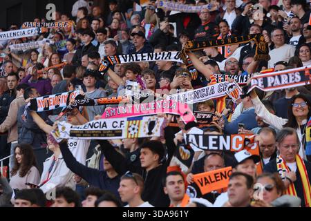 Fußballfans aus Valencia im Stadion Mestalla Stockfoto
