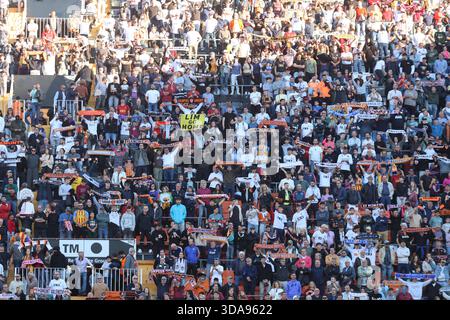 Fußballfans aus Valencia im Stadion Mestalla Stockfoto