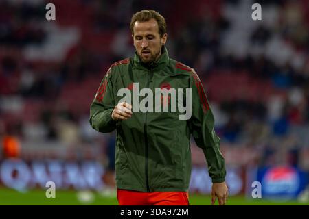 Dortmund, Deutschland 09. Dezember 2025: Champions League - 2025/2026 - FC Bayern München gegen Sporting Lissabon im Bild: Harry Kane (FCB) wärmt auf Stockfoto