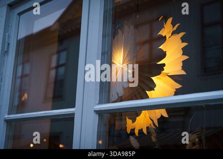 Örebro, Närke - Schweden, 12-09-2025 Weihnachtssterdekoration in lichtdurchflutetem Fenster. Stockfoto