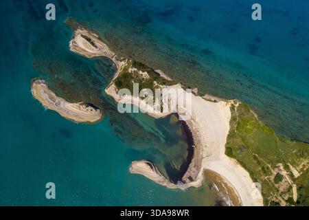 Aus der Vogelperspektive auf die dramatischen Klippen kap Drastis, die auf das türkisfarbene Wasser des Ionischen Meeres treffen, entfaltet sich ein sonnenverwöhntes Paradies in lebhaften Farben, Korfu, Stockfoto