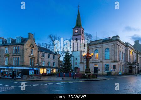 Am frühen Abend in Jedburgh mit dem Jubilee Fountain, Sheriff Court und Justice of the Peace Court auf dem Marktplatz, Scottish Borders, Schottland Stockfoto