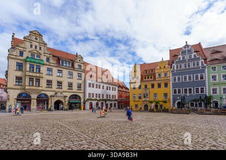 Meissen, Deutschland - 16. September 2025: Szene des Marktplatzes mit Einheimischen und Besuchern in der Altstadt von Meißen, Sachsen Stockfoto