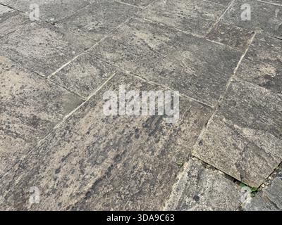 Schmutzige geometrische Terrassenplatten mit Kopierraum Stockfoto