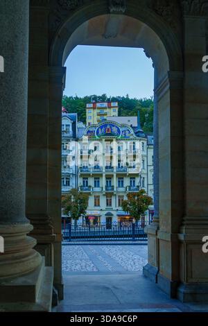 Karlsbad, Tschechische Republik - 29. September 2025: Blick auf die Mühlenkolonnade in Karlsbad, Tschechische Republik Stockfoto