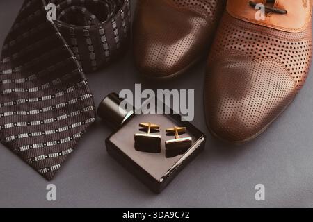 Herrenaccessoires. Parfüm und Manschettenknöpfe. Stockfoto