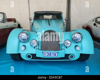 Saint Jean Cap Ferrat, Frankreich – 14. September 2025: Vorderansicht eines türkisfarbenen klassischen Morgan Plus 4 Roadsters unter einem Zelt in einem Oldtimer e Stockfoto