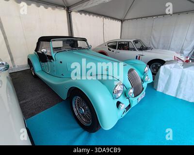 Saint Jean Cap Ferrat, Frankreich – 14. September 2025: Vorderansicht eines türkisfarbenen klassischen Morgan Plus 4 Roadsters unter einem Zelt in einem Oldtimer e Stockfoto