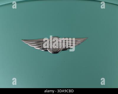 Saint Jean Cap Ferrat, Frankreich – 14. September 2025: Nahaufnahme des Morgan Emblems auf der türkisfarbenen Motorhaube eines klassischen Morgan Plus 4 Roadsters, ausgestellt bei V Stockfoto