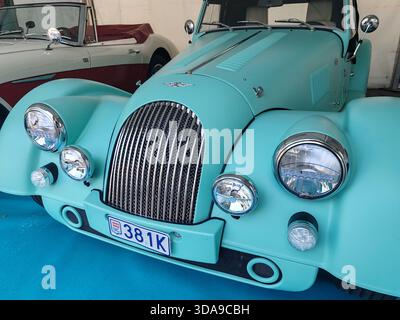 Saint Jean Cap Ferrat, Frankreich – 14. September 2025: Vorderansicht eines türkisfarbenen klassischen Morgan Plus 4 Roadsters unter einem Zelt in einem Oldtimer e Stockfoto
