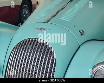 Saint Jean Cap Ferrat, Frankreich – 14. September 2025: Vorderansicht eines türkisfarbenen klassischen Morgan Plus 4 Roadsters unter einem Zelt in einem Oldtimer e Stockfoto