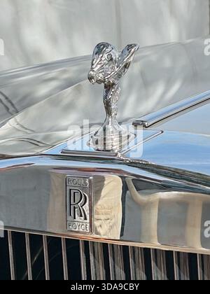 Saint Jean Cap Ferrat, Frankreich – 14. September 2025: Silbernes Rolls Royce Corniche Cabriolet auf einer Luxusausstellung für Oldtimer in Frankreich Stockfoto