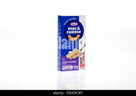 Kraft Plant basierte vegane Mac und Käsebox weißer Cheddar-Stil auf weißem Hintergrund Stockfoto