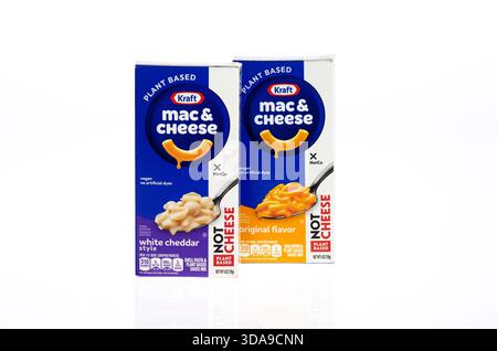 Schachteln mit pflanzlichem KraftMac und Käse auf weißem Hintergrund Stockfoto