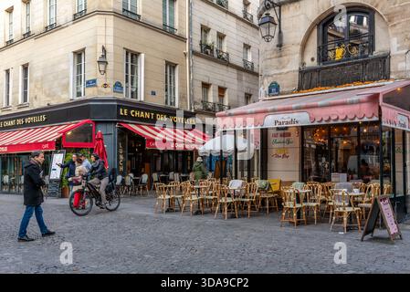 Paris, Frankreich, 11.26.2025. Leere Terrassen im Freien vor den Restaurants im 4. Arrondissement von Paris an einem frühen Herbsttag Stockfoto