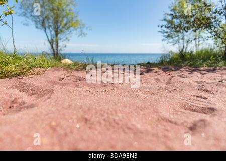 Der Garnet Beach am Baikalsee ist ein verstecktes Juwel, wo purpurroter Sand unter der Sonne glitzert Stockfoto