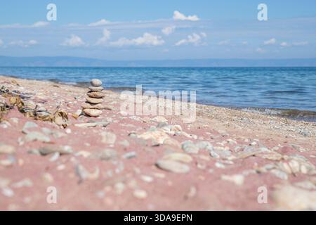 Der Garnet Beach am Baikalsee ist ein verstecktes Juwel, wo purpurroter Sand unter der Sonne glitzert Stockfoto