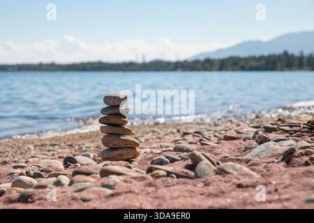 Der Garnet Beach am Baikalsee ist ein verstecktes Juwel, wo purpurroter Sand unter der Sonne glitzert Stockfoto